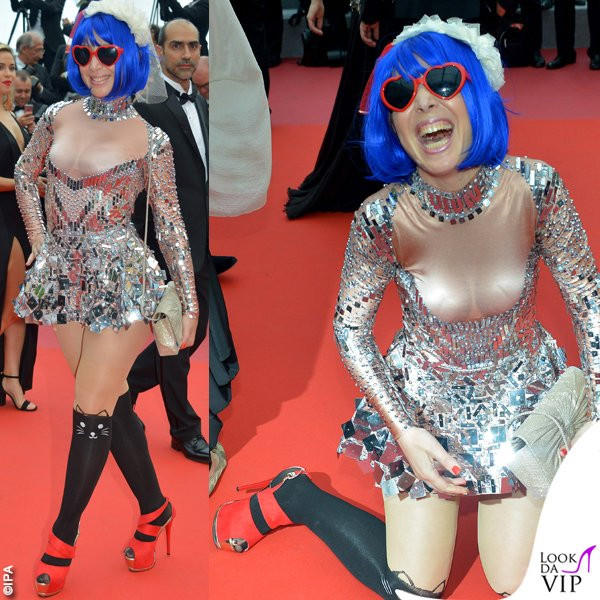 Nữ ca sĩ Marie Parie lại gây sốc với kiểu váy cũn cỡn và những màn tạo dáng quái chiêu trên thảm đỏ.