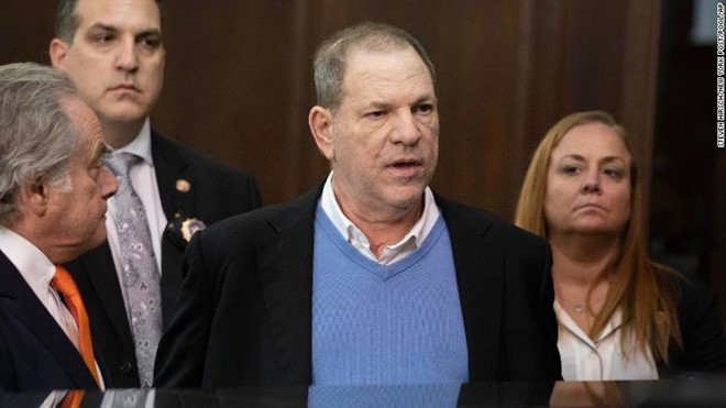 Harvey Weinstein bi cong tay khi hau toa vi cao buoc cuong hiep hinh anh 2