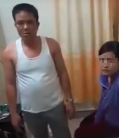Tam dinh chi cong tac truong cong an xa vao nha nghi voi vo ban hinh anh 1