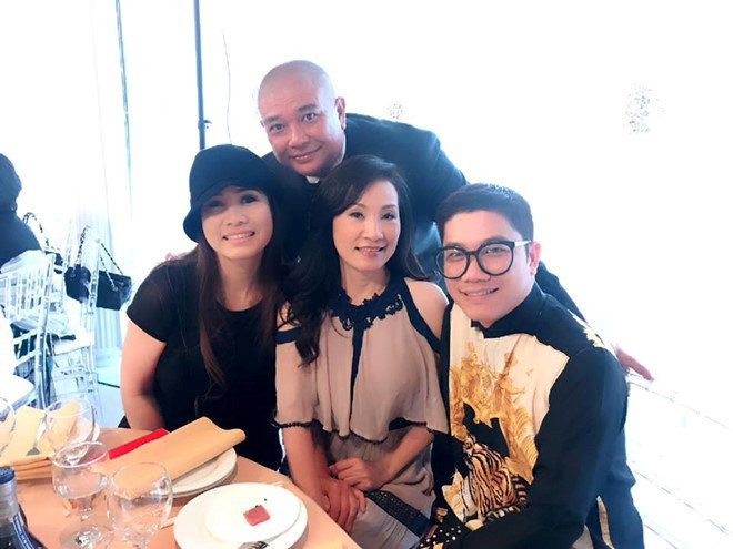 Nghe si Viet du le cuoi con gai NSND Hong Van o My hinh anh 2