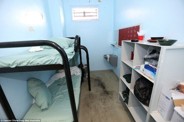 Tai tu TQ nghi hiep dam tap the bi danh dap o nha tu Australia hinh anh 2