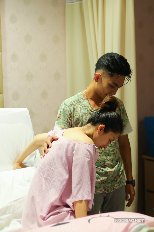 Vừa vào đến viện, Phan Hiển đã giúp vợ đứng dậy. Anh cho biết, sau hai lần chứng kiến vợ sinh mổ và trải qua nỗi đau về thể xác anh càng thương vợ hơn.