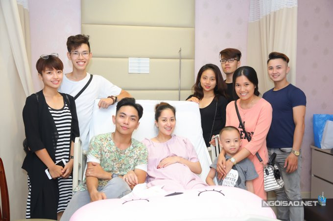 Đêm muộn hôm qua, một số người bạn và học trò của Khánh Thi cũng vào viện thăm cô.