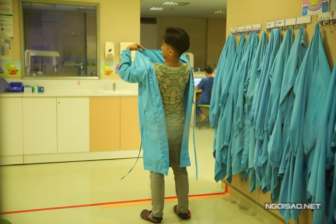 Sau khi chăm vợ, Phan Hiển vào khu vực cách ly để thăm con gái đang được chăm sóc trong lồng kính.