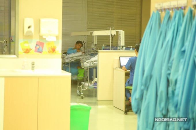 Con gái Anna ra đời sớm hơn một tháng so với dự kiến nên anh rất lo cho sức khoẻ của con.