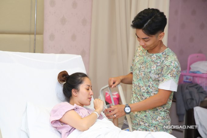 Bản thân Khánh Thi hoàn toàn thông cảm cho công việc của chồng. Cô còn khích lệ anh thi đấu thật tốt để giành huy chương vàng.