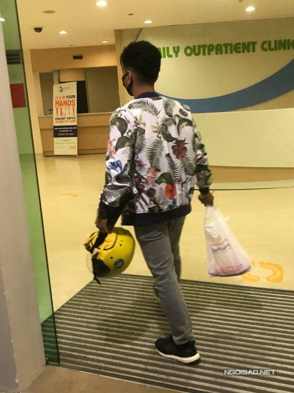 Đúng thời điểm Khánh Thi sinh con thứ hai, Phan Hiển có lịch thi đấu khiêu vũ thể thao nên anh gần như không sắp xếp được thời gian để có thể túc trực tại bệnh viên và chăm sóc cho vợ con. Khoảng 22h đêm hôm qua (14/6), sau khi thi đấu dance sport tại Đồng Nai, anh đi mô tô khoảng 20km về Bình Dương để tranh thủ thăm vợ con.