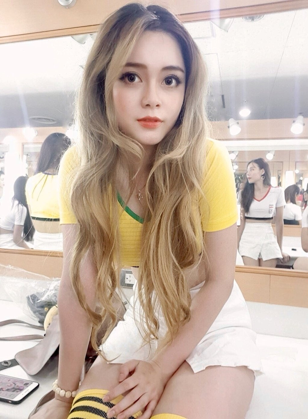 Hot girl binh luan World Cup 2018 gay tranh cai trai chieu hinh anh 2