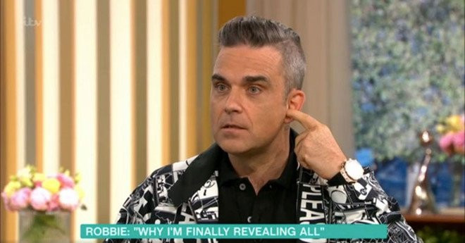 Robbie Williams giai thich hanh dong gio 'ngon tay thoi' o World Cup hinh anh 1