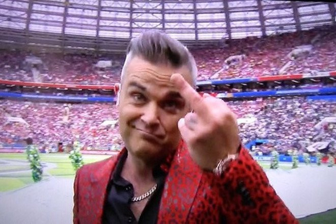 Robbie Williams giai thich hanh dong gio 'ngon tay thoi' o World Cup hinh anh 2