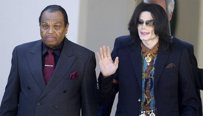 Michael Jackson khi còn sống và bố.