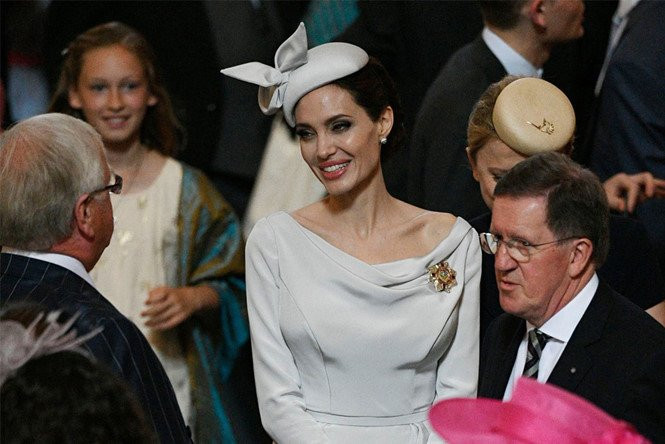 Angelina Jolie xuat hien quy phai nhung van gay guoc hinh anh 4