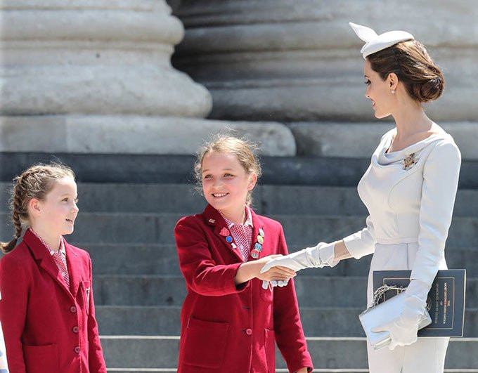 Angelina Jolie xuat hien quy phai nhung van gay guoc hinh anh 3