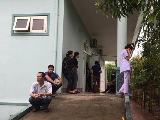 Đang nằm trên bàn đẻ, sản phụ và thai nhi bất ngờ tử vong - Ảnh 1.