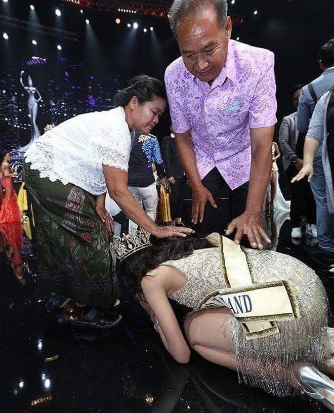 Hoa hau Hoa binh Thai Lan quy lay cam on cha me sau khi dang quang hinh anh 2