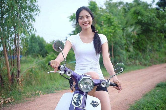 Hoa hau Hoa binh Thai Lan quy lay cam on cha me sau khi dang quang hinh anh 3
