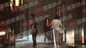 Trinh Sang bi bat gap vao khach san cung sep chuong trinh truyen hinh hinh anh 2