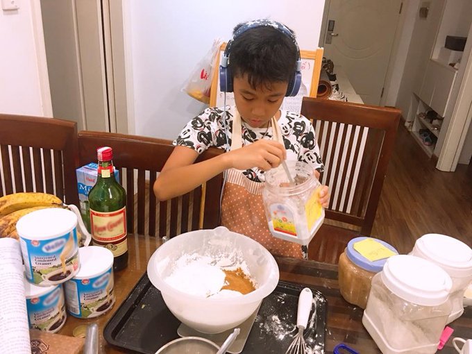 Cậu bé Bốp khởi nghiệp từ món bánh chuối nướng được mẹ truyền dạy. Mỗi khi vào bếp, Bốp thích vừa nghe nhạc Sơn Tùng M-TP vừa nhào bột, đánh trứng.