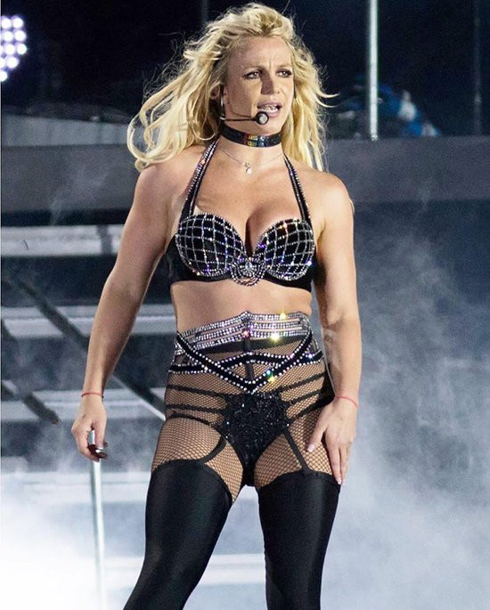 Britney trên sân khấu lễ hội Brighton Pride ở Brighton tối 4/8.