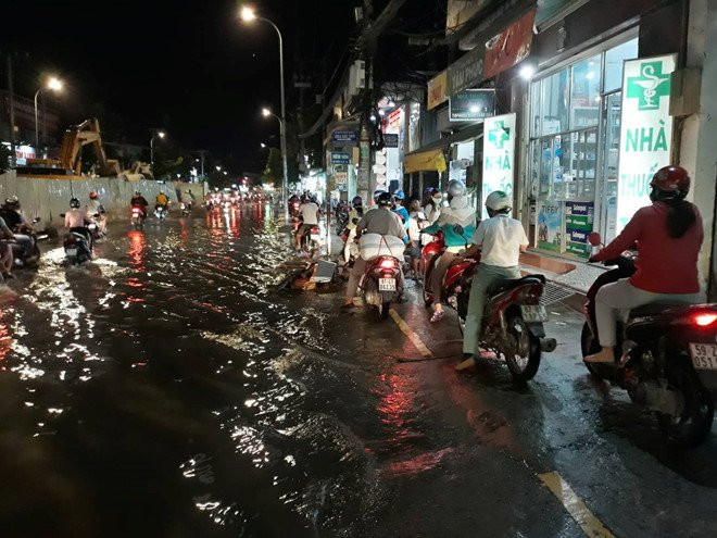 Trieu cuong dang cao, dan ngoai thanh Sai Gon loi bi bom ve nha hinh anh 5
