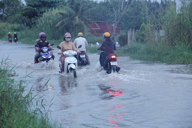 Trieu cuong dang cao, dan ngoai thanh Sai Gon loi bi bom ve nha hinh anh 7