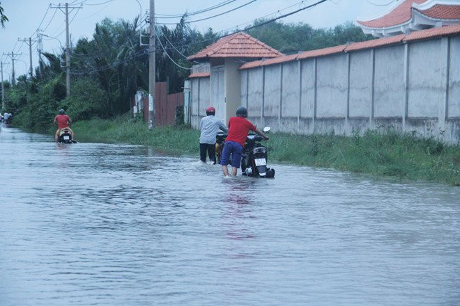 Trieu cuong dang cao, dan ngoai thanh Sai Gon loi bi bom ve nha hinh anh 2