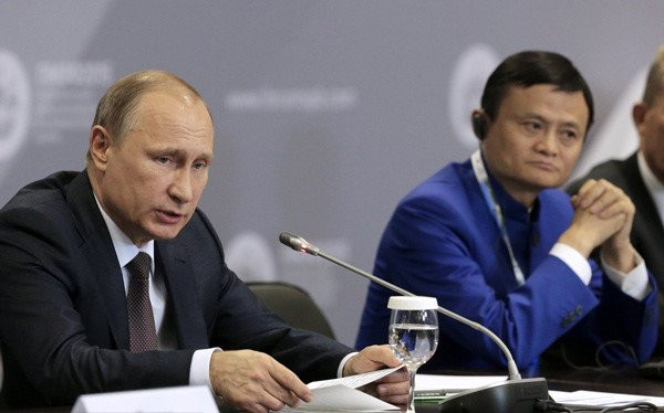 TT Putin hoi Jack Ma: Con tre vay sao anh nghi huu? hinh anh 1