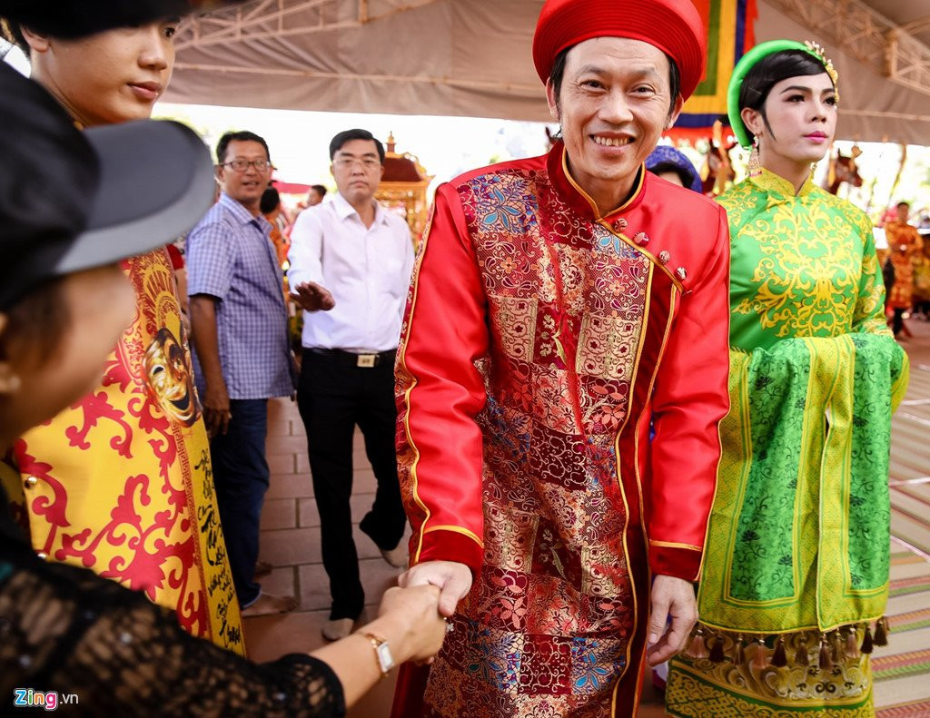 Ho Ngoc Ha, Kaity Nguyen den nha tho cua Hoai Linh dang huong To nghe hinh anh 6