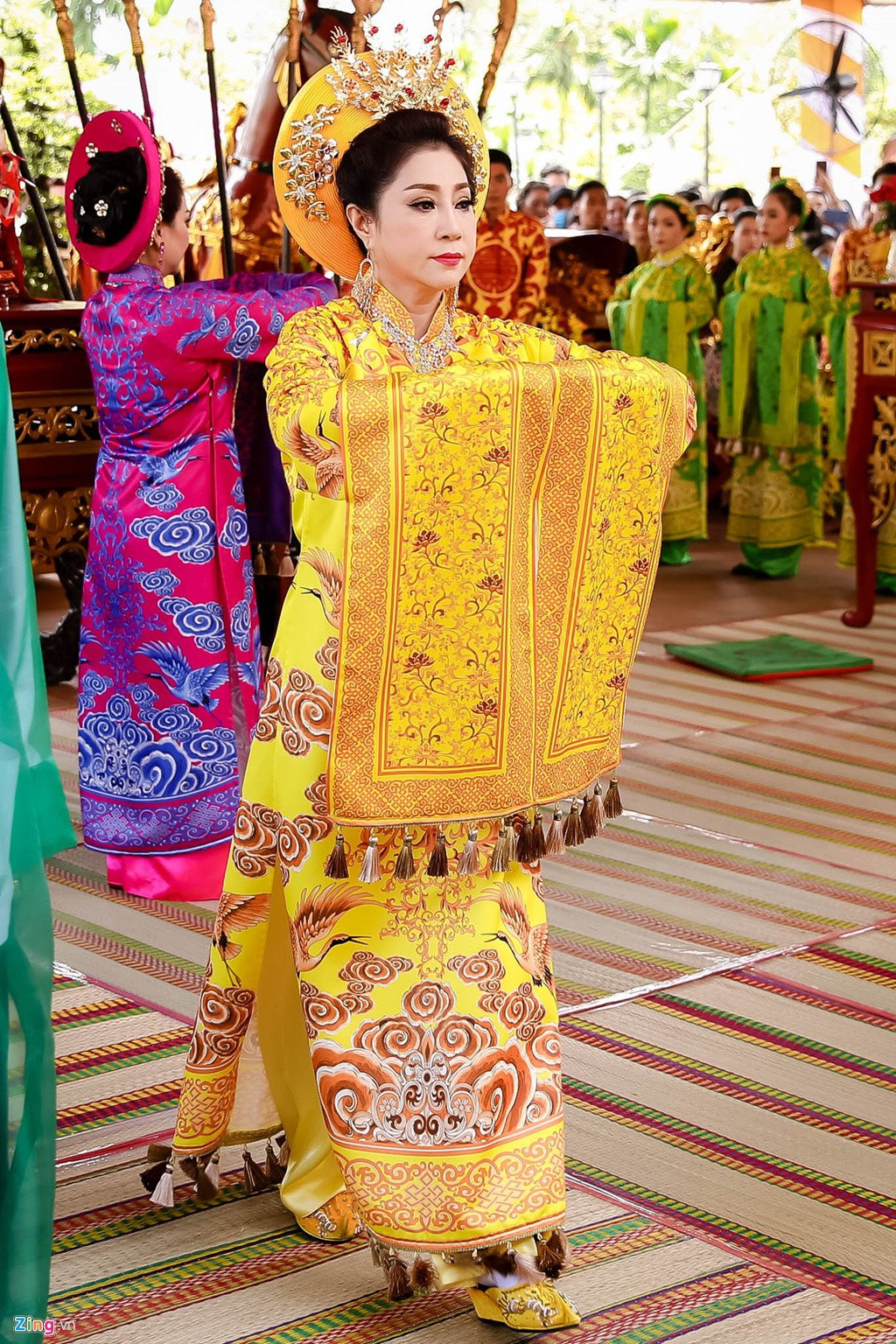 Ho Ngoc Ha, Kaity Nguyen den nha tho cua Hoai Linh dang huong To nghe hinh anh 4