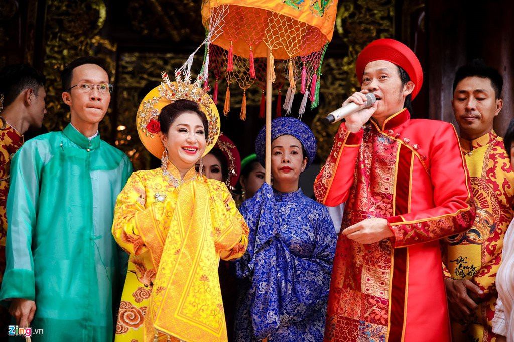 Ho Ngoc Ha, Kaity Nguyen den nha tho cua Hoai Linh dang huong To nghe hinh anh 1