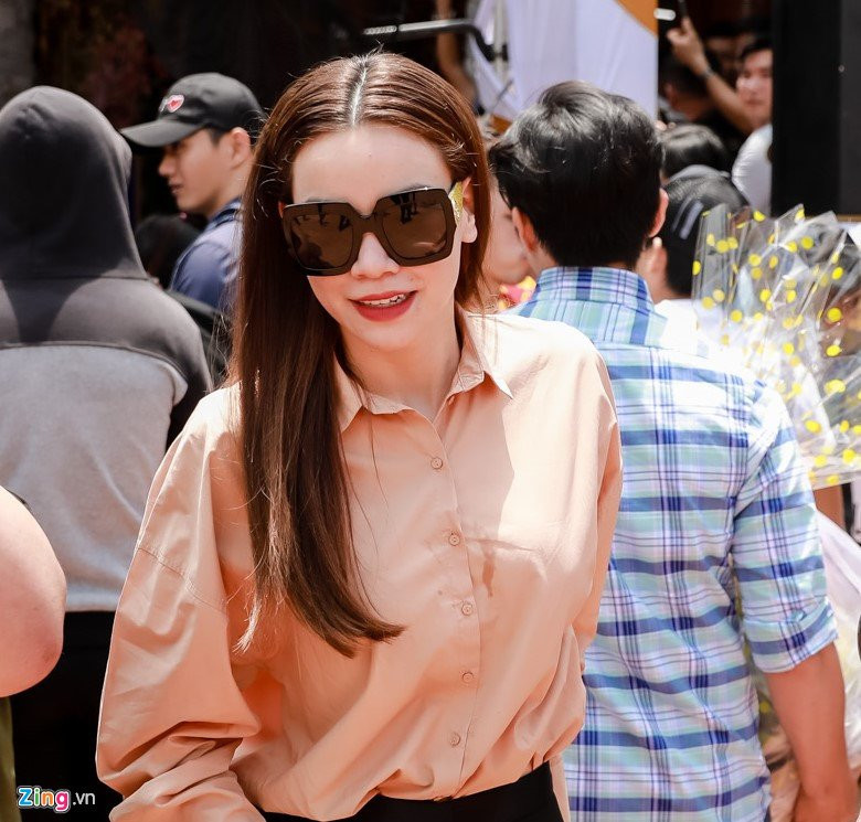 Ho Ngoc Ha, Kaity Nguyen den nha tho cua Hoai Linh dang huong To nghe hinh anh 7