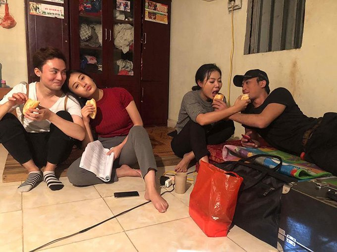 Doãn Quốc Đam và Thanh Hương đút cho nhau ăn bánh mì tại hậu trường buổi quay bổ sung của Quỳnh búp bê vào giữa tháng 7.Trong khi đó, Phương Oanh ngồi dựa vào một thành viên trong êkíp. Lúc này, việc Quỳnh búp bê có được phát sóng trở lại hay không vẫn là câu hỏi chưa có lời giải đáp với đoàn làm phim. Tuy nhiên, các diễn viên vẫn gác lại mọi công việc để tuân theo lệnh triệu tập quay bổ sung bất ngờ của đạo diễn.