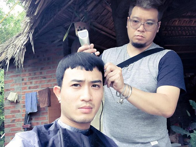 Gương mặt như mất sổ gạo của Doãn Quốc Đam khi bị chuyên gia trang điểm Thái Phạm cắt cho tóc mái ngố trước khi vào vai Cảnh. Chia sẻ với Ngoisao.net, nam diễn viên cho biết anh đã rất sốc khi nhìn thấy diện mạo mới của mình sau khi cắt tóc. Anh vốn rất hài lòng với mái tóc dài của mình thời điểm đó nhưng vì vai diễn nên đành chấp nhận hy sinh.