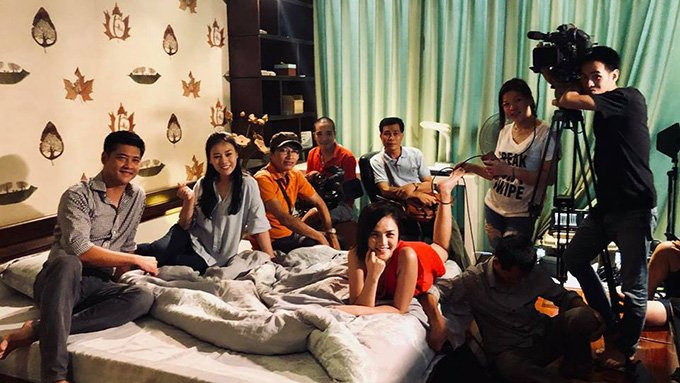 Đầu tháng 7/2018, phim Quỳnh búp bê bất ngờ bị tạm ngừng chiếu sau khi đã lên sóng được 6 tập. Thời điểm đó, đoàn phim vẫn còn nhiều cảnh quay dang dở. Biết tin không vui, dù đã hết cảnh nhưng Thu Quỳnh và một số đồng nghiệp đã mua chè, bánh đến ủng hộ tinh thần đồng nghiệp ở trường quay.