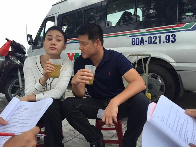 Diễn viên Hải Anh đảm nhận vai bạn trai của Quỳnh sau này. Trên trang cá nhân, anh chia sẻ ảnh chụp tại hậu trường cùng nữ chính và viết: Em Quỳnh Búp Bê cụng bia quen rồi nên không chịu cụng trà đá với mình. Nam diễn viên nhận vai khi bộ phim đã quay được quá nửa.