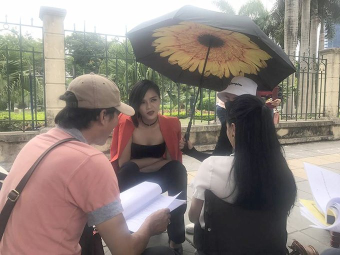 Thu Quỳnh khoác áo hờ dưới cái nóng gần 40 độ khi nghe đạo diễn Mai Hồng Phong chỉ đạo diễn xuất. Lần đầu tiên đóng vai phản diện, cô được khán giả và các đồng nghiệp đánh giá cao về khả năng diễn xuất.