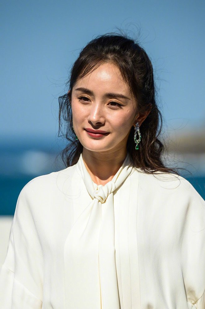 Duong Mich gay tranh cai khi lo anh gia nua, da san sui kem sac hinh anh 4