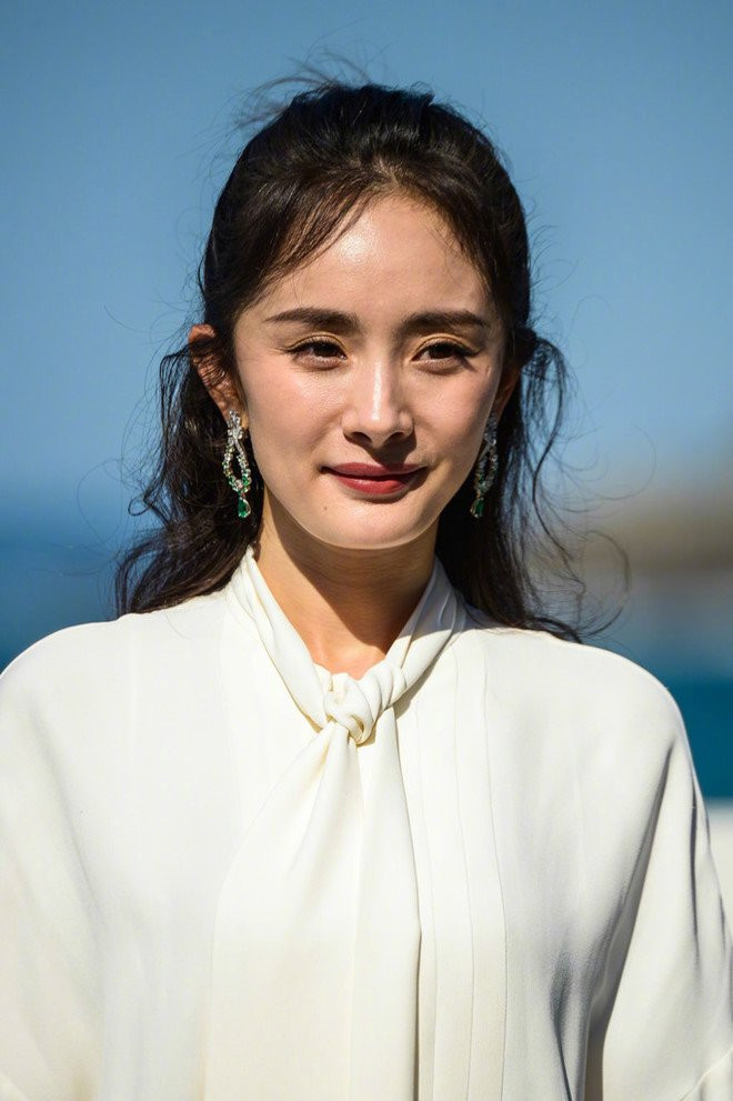 Duong Mich gay tranh cai khi lo anh gia nua, da san sui kem sac hinh anh 1