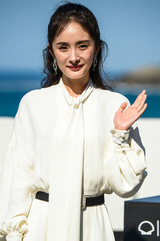 Duong Mich gay tranh cai khi lo anh gia nua, da san sui kem sac hinh anh 2