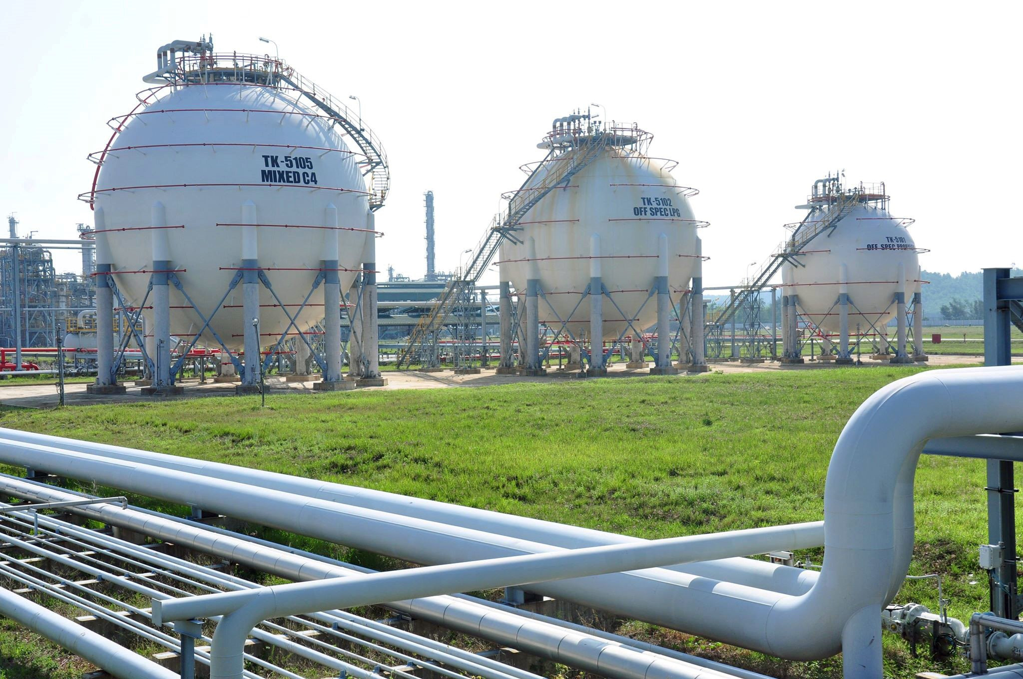 Toan canh nha may loc dau 3 ty USD rong bang 1.200 san bong da hinh anh 12