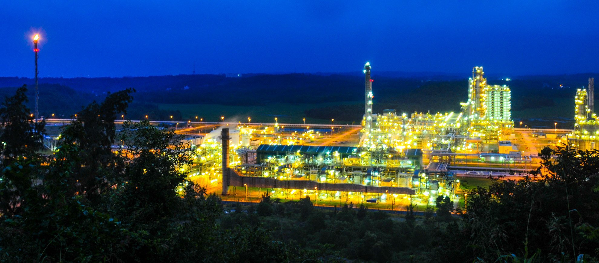 Toan canh nha may loc dau 3 ty USD rong bang 1.200 san bong da hinh anh 15