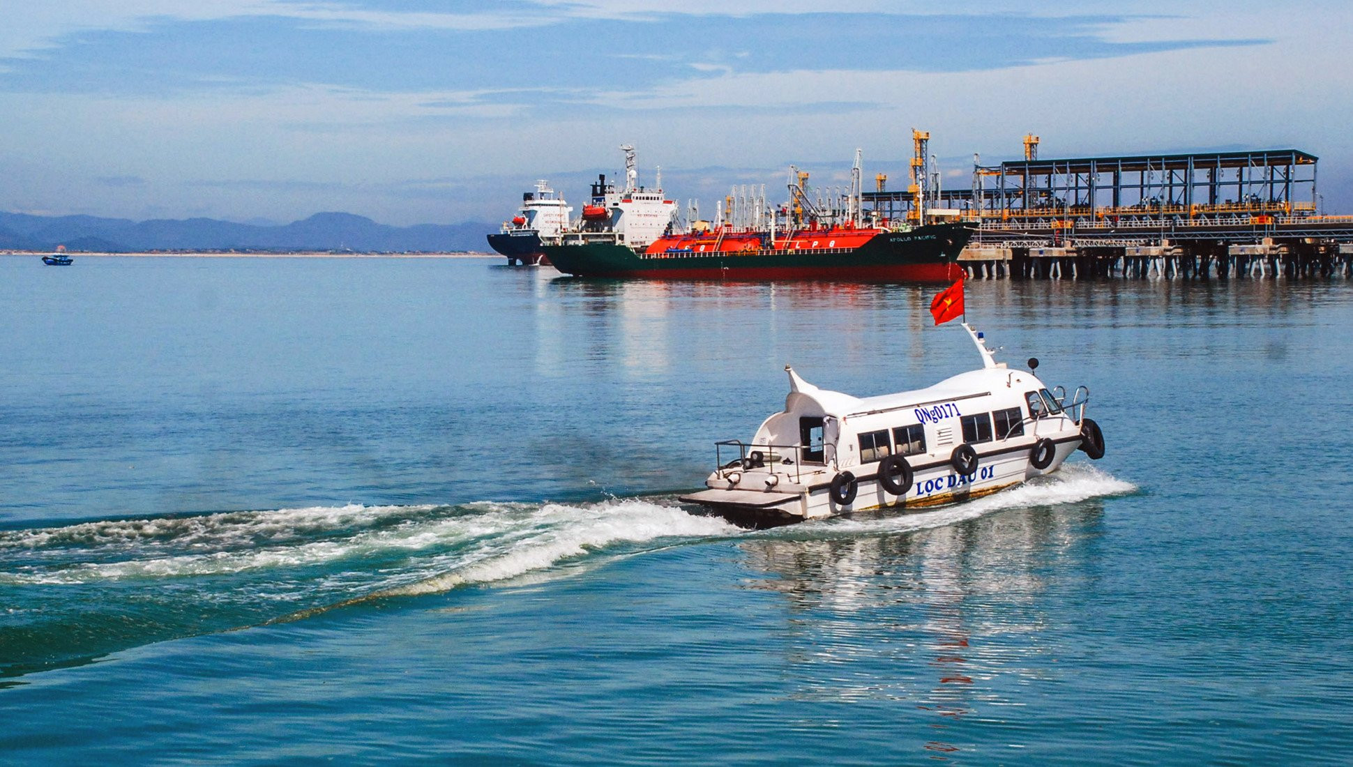 Toan canh nha may loc dau 3 ty USD rong bang 1.200 san bong da hinh anh 10