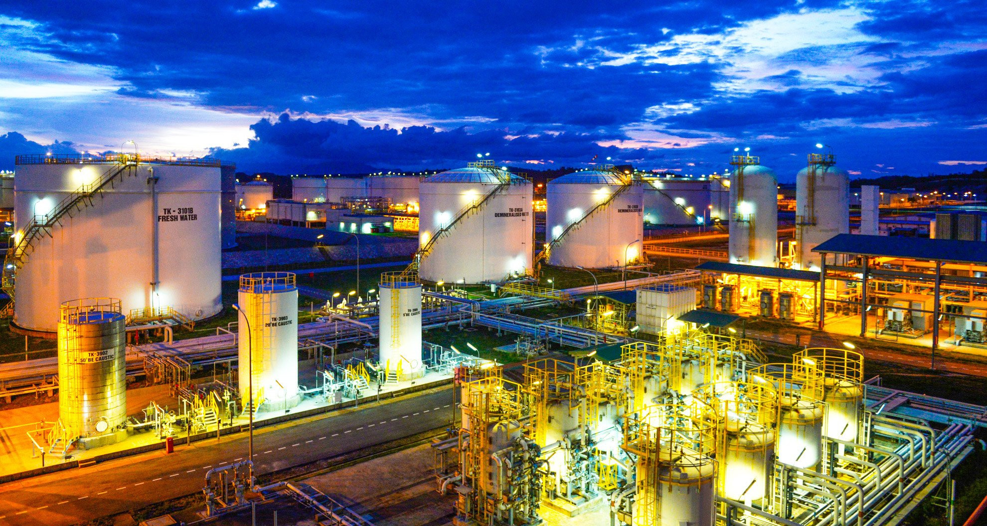 Toan canh nha may loc dau 3 ty USD rong bang 1.200 san bong da hinh anh 14