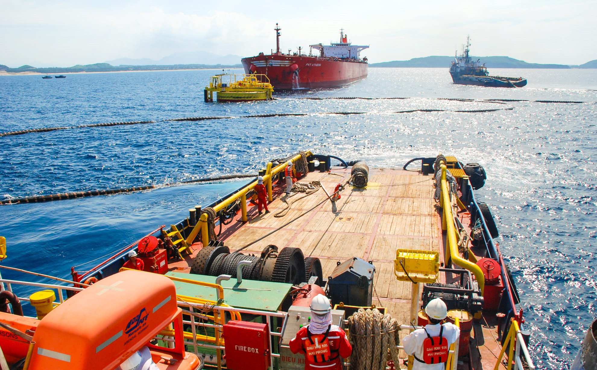 Toan canh nha may loc dau 3 ty USD rong bang 1.200 san bong da hinh anh 4