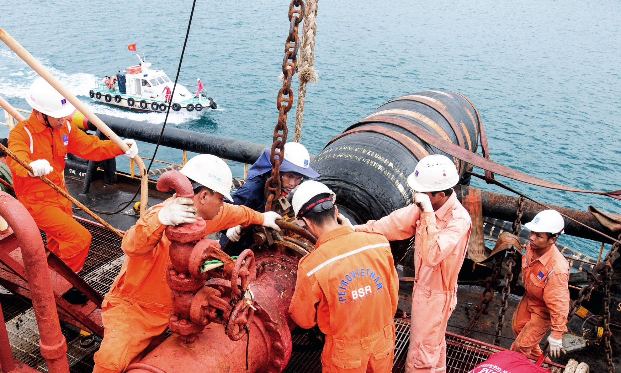 Toan canh nha may loc dau 3 ty USD rong bang 1.200 san bong da hinh anh 5