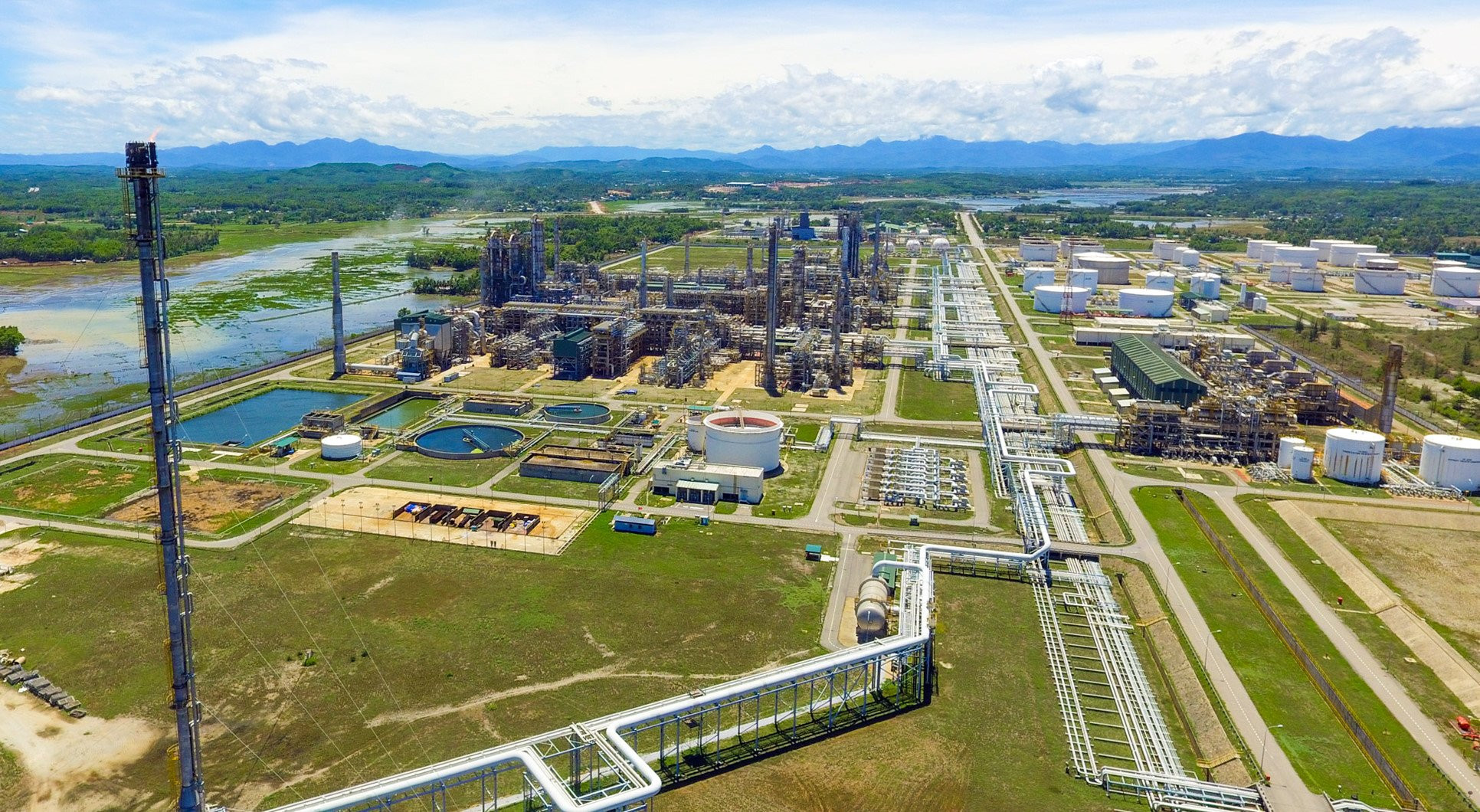 Toan canh nha may loc dau 3 ty USD rong bang 1.200 san bong da hinh anh 3