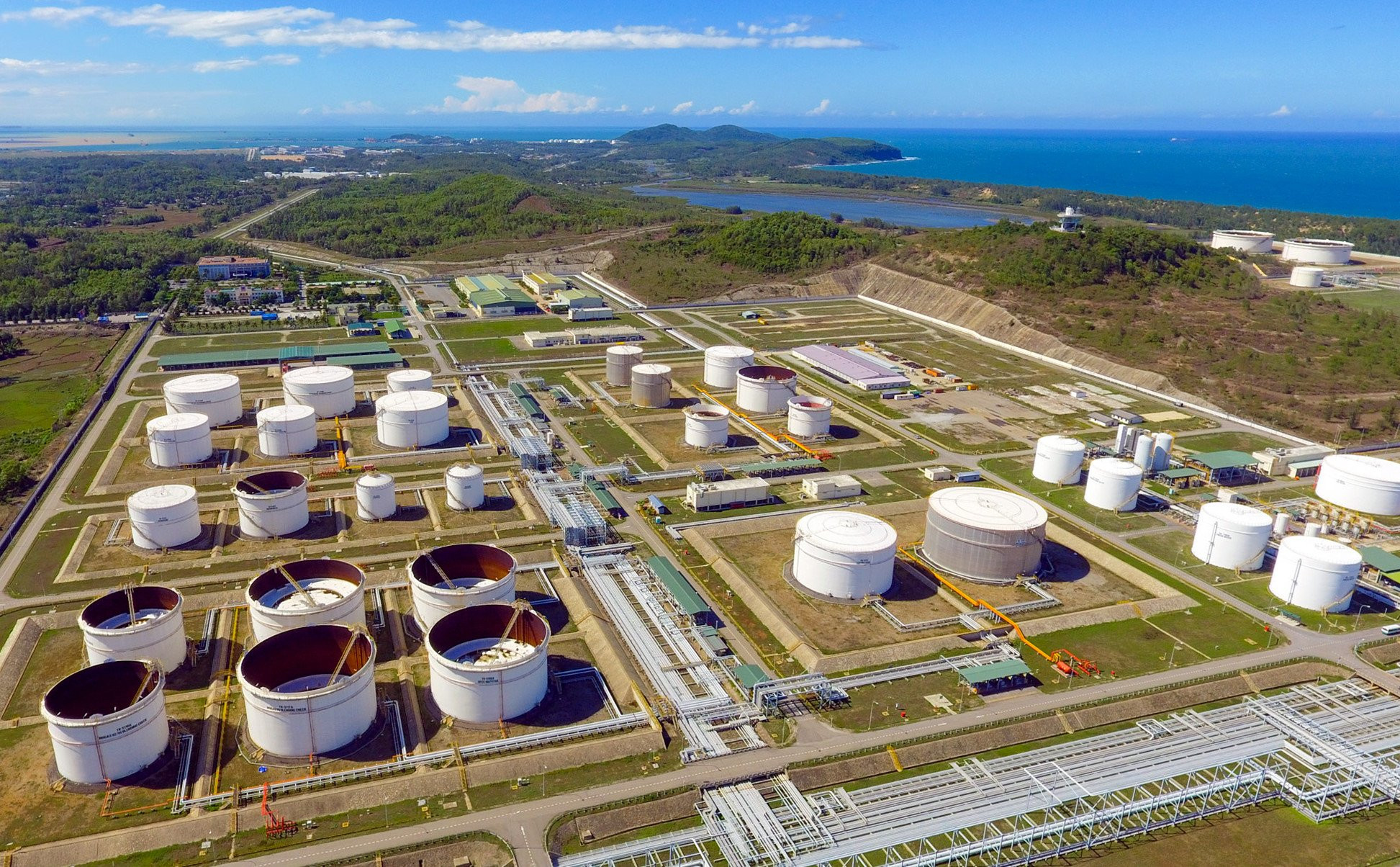 Toan canh nha may loc dau 3 ty USD rong bang 1.200 san bong da hinh anh 6