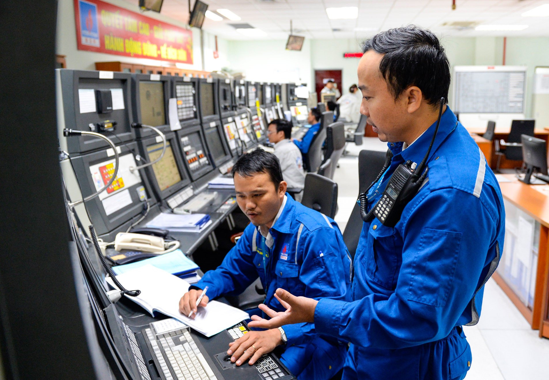 Toan canh nha may loc dau 3 ty USD rong bang 1.200 san bong da hinh anh 8