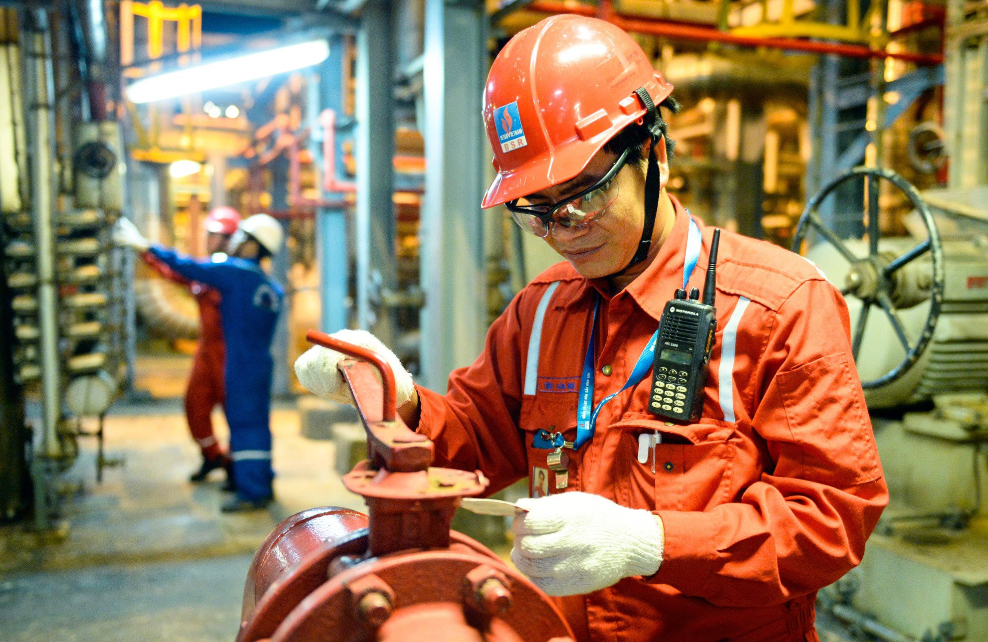 Toan canh nha may loc dau 3 ty USD rong bang 1.200 san bong da hinh anh 9