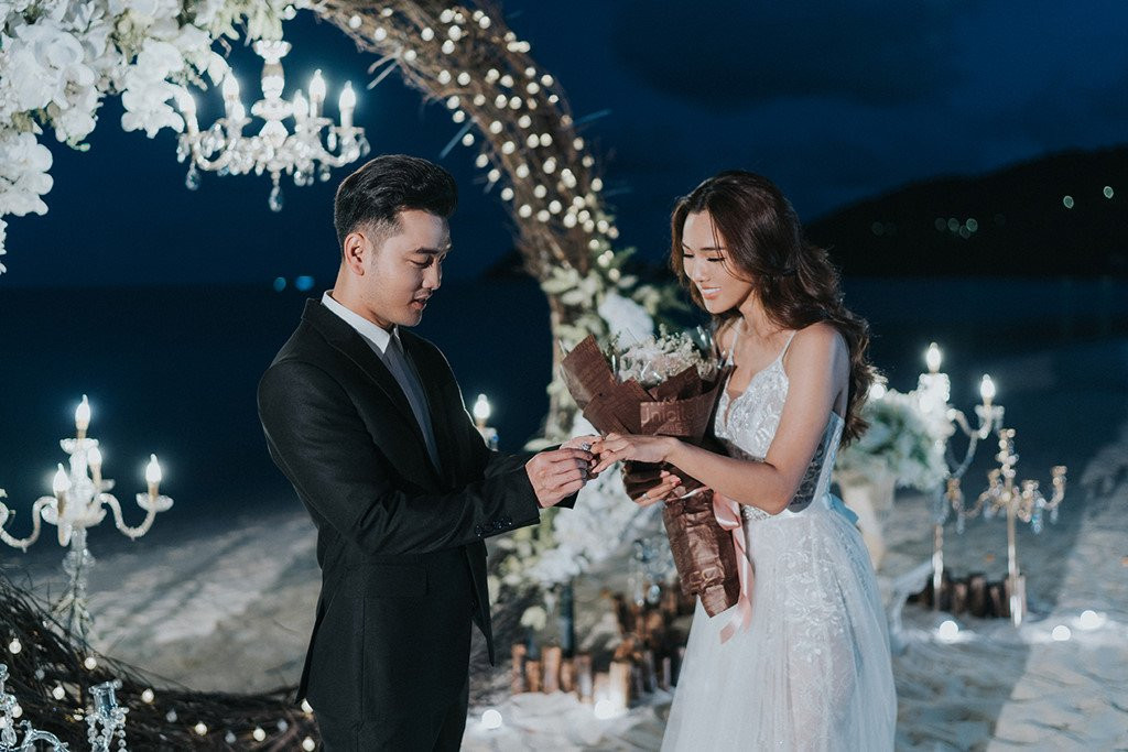 Ung Hoang Phuc cau hon Kim Cuong ben bo bien hinh anh 2